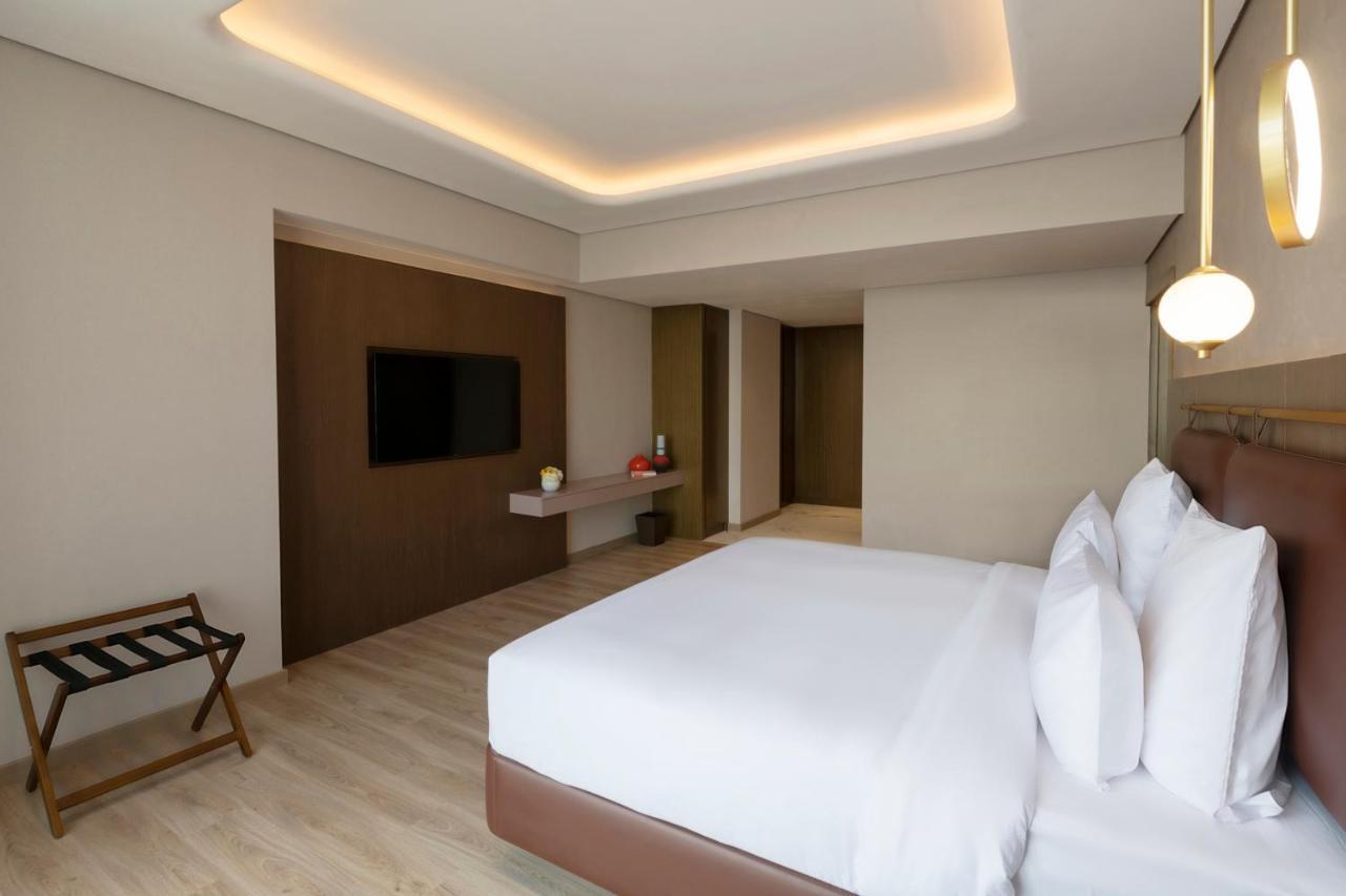 Movenpick Jumeirah Village Triangle Dubaj Zewnętrze zdjęcie A bedroom at the hotel