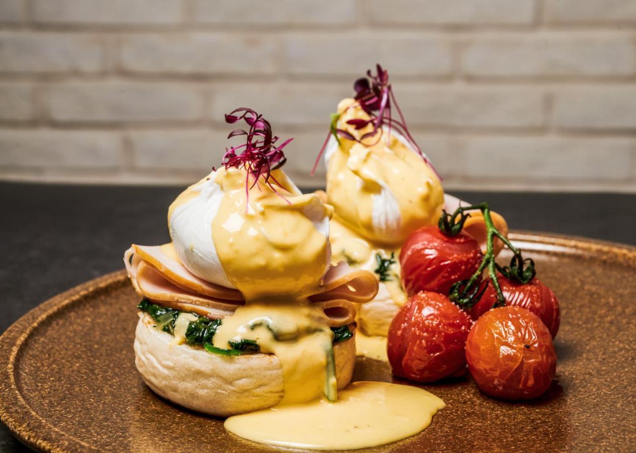 Movenpick Jumeirah Village Triangle Dubaj Zewnętrze zdjęcie Eggs Benedict