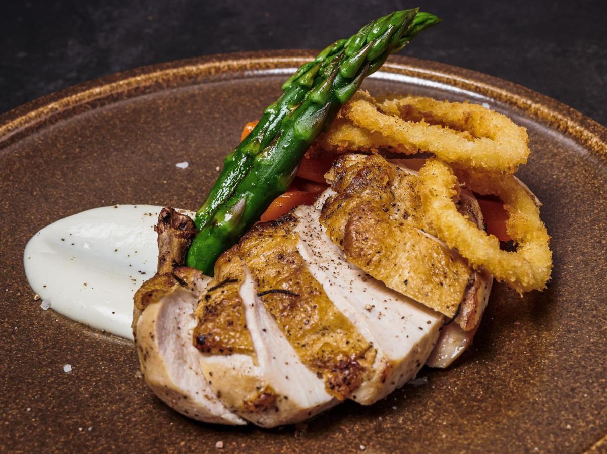 Movenpick Jumeirah Village Triangle Dubaj Zewnętrze zdjęcie A pork chop prepared sous vide