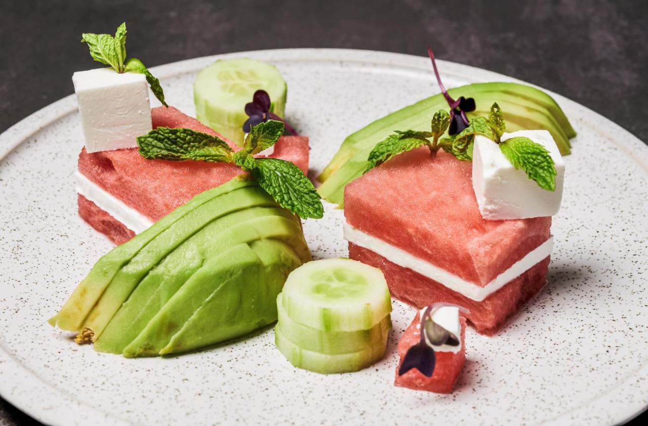 Movenpick Jumeirah Village Triangle Dubaj Zewnętrze zdjęcie Watermelon and avocado salad