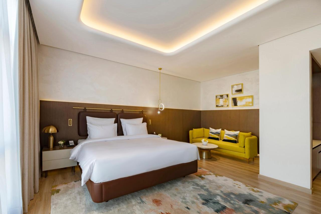 Movenpick Jumeirah Village Triangle Dubaj Zewnętrze zdjęcie A bedroom at the hotel