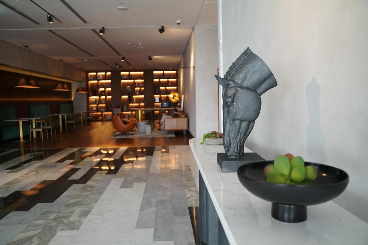 Movenpick Jumeirah Village Triangle Dubaj Zewnętrze zdjęcie The interior of the lounge