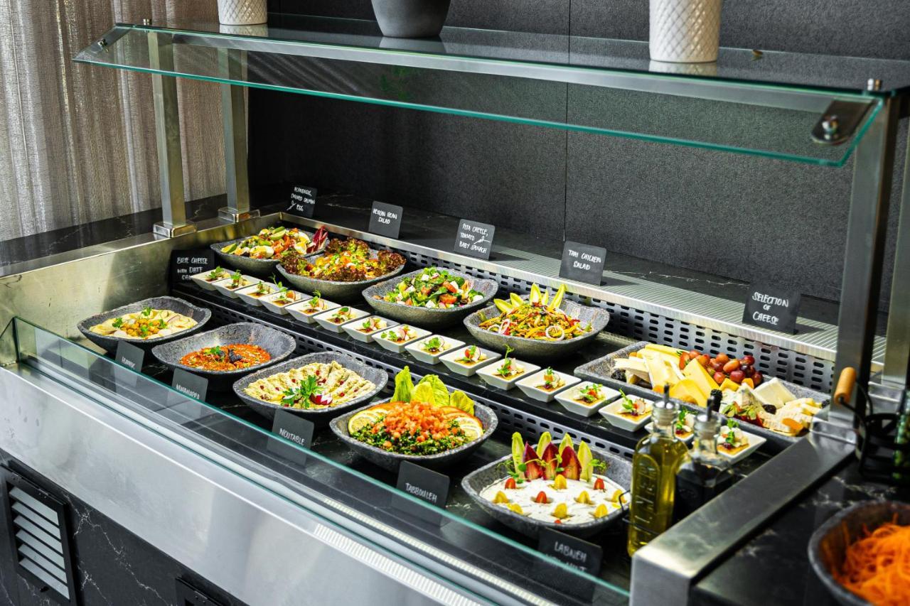Movenpick Jumeirah Village Triangle Dubaj Zewnętrze zdjęcie A salad bar