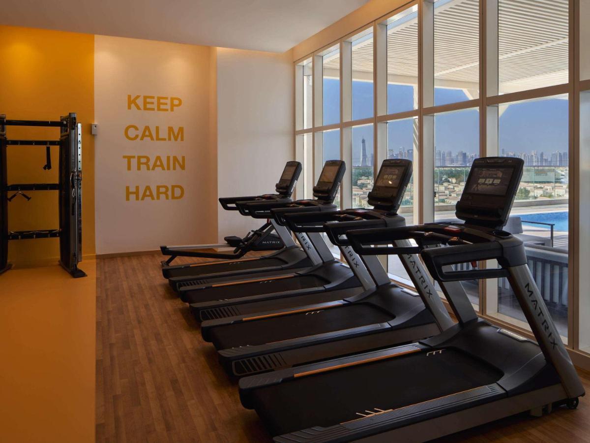 Movenpick Jumeirah Village Triangle Dubaj Zewnętrze zdjęcie The gym at the hotel