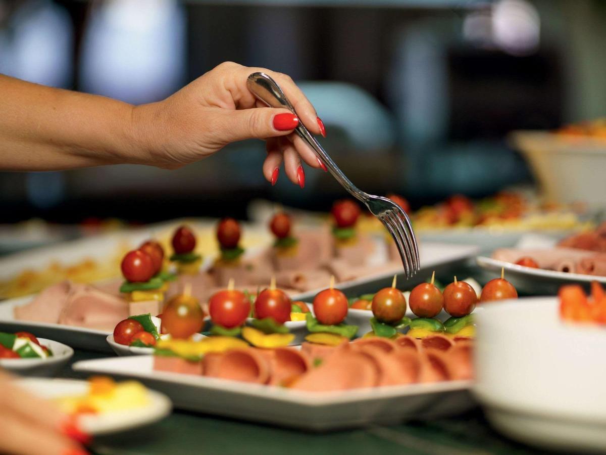 Movenpick Jumeirah Village Triangle Dubaj Zewnętrze zdjęcie A buffet