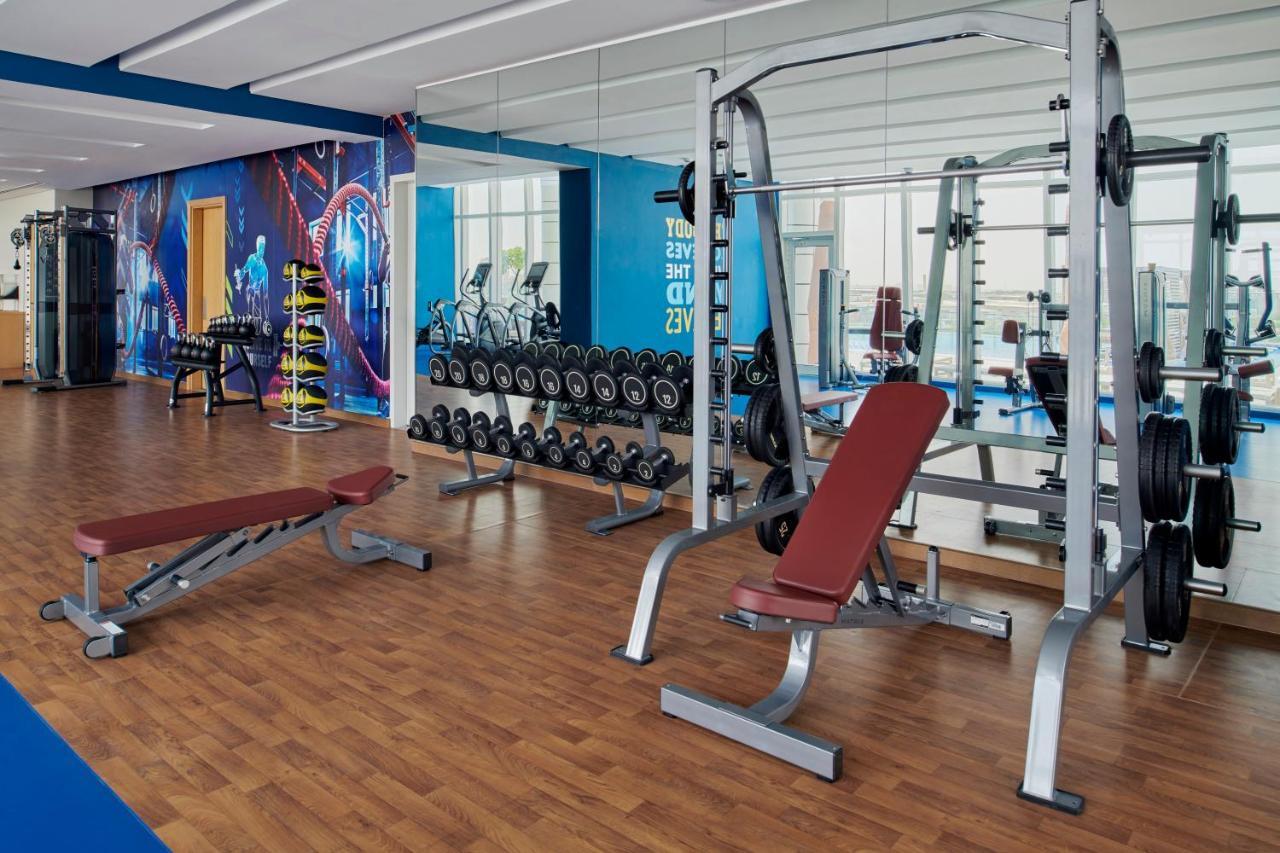 Movenpick Jumeirah Village Triangle Dubaj Zewnętrze zdjęcie A modern gym