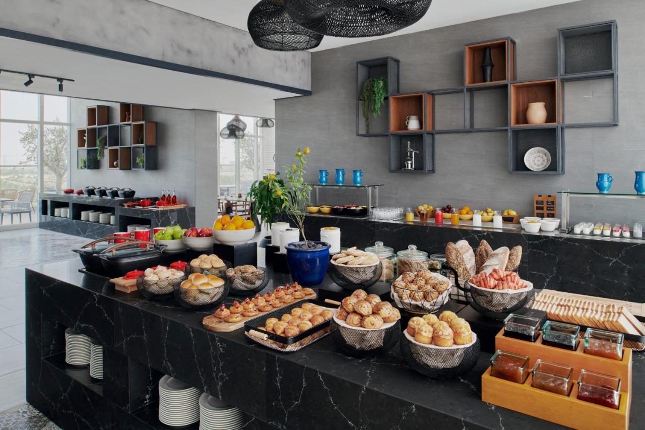 Movenpick Jumeirah Village Triangle Dubaj Zewnętrze zdjęcie A buffet at a hotel