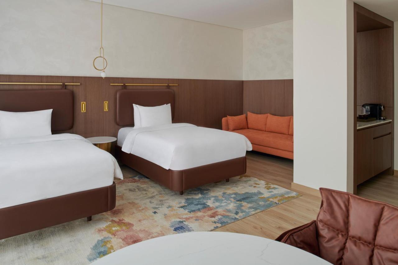 Movenpick Jumeirah Village Triangle Dubaj Zewnętrze zdjęcie A room at the hotel